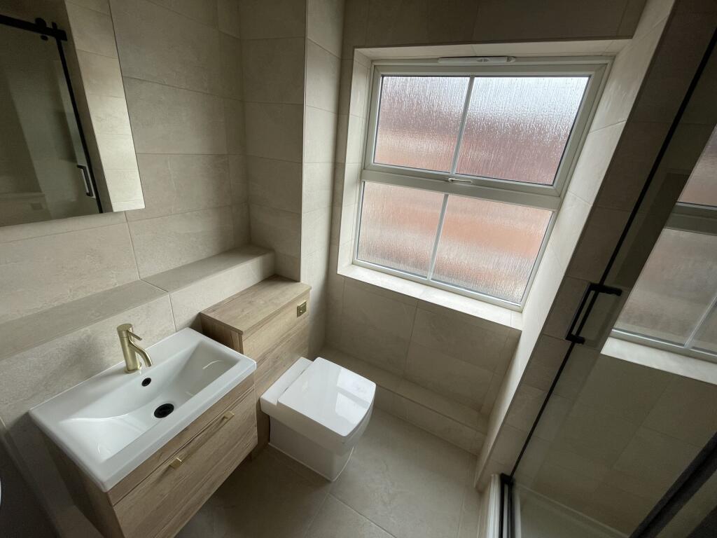 17 RIverside Drive - Bathroom.jpeg