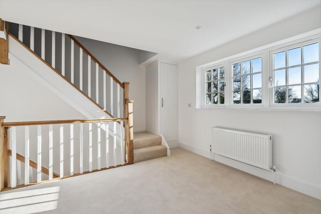 first floor hallway.jpeg