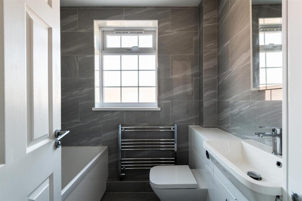 21 Springvale bathroom first floor.jpg