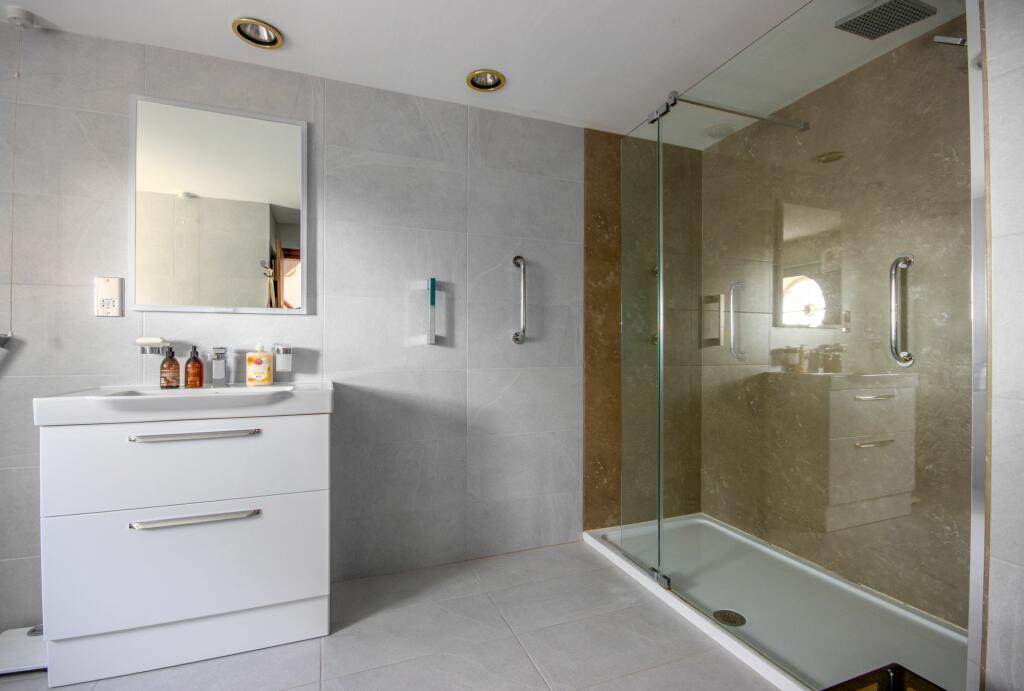 Principal en suite bathroom