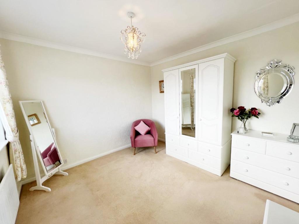 Bedroom 2 pic 3.jpg