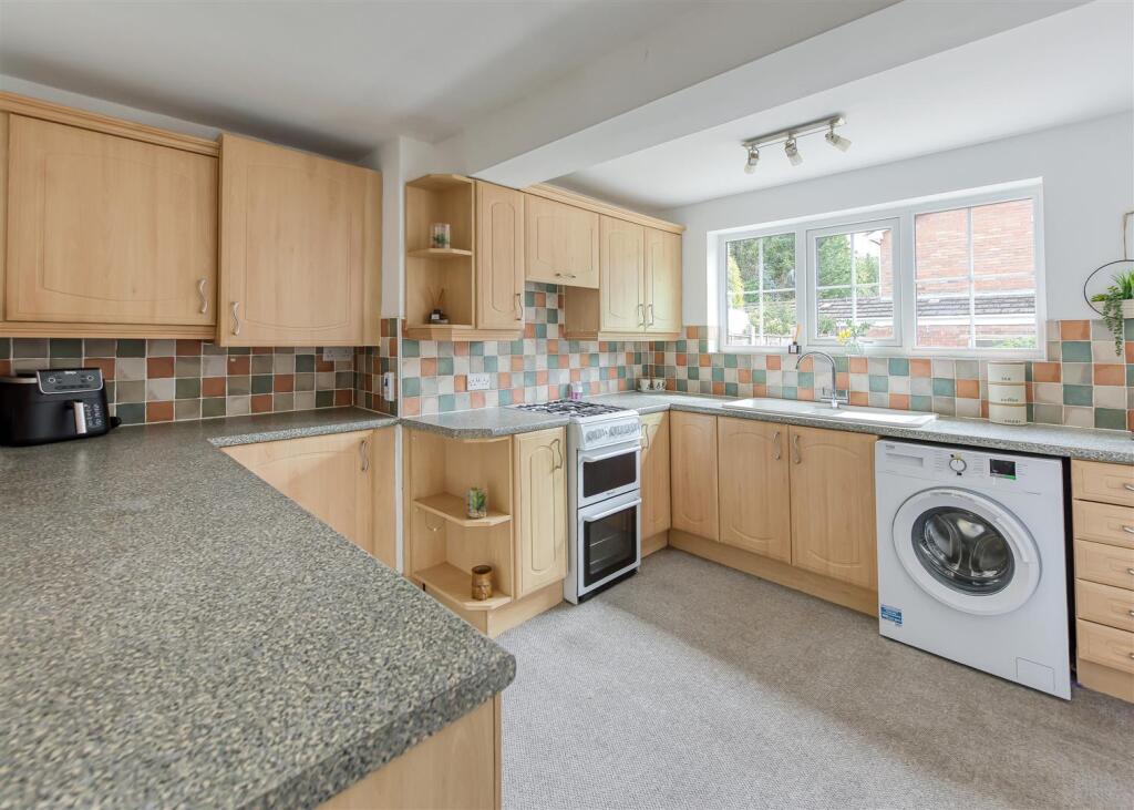 5 Churchward Grove-Kitchen (3).jpg