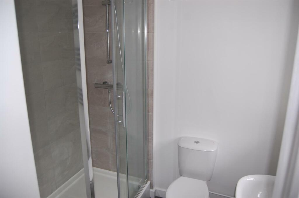 11. ensuite.JPG