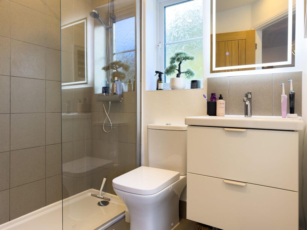 Ensuite shower suite