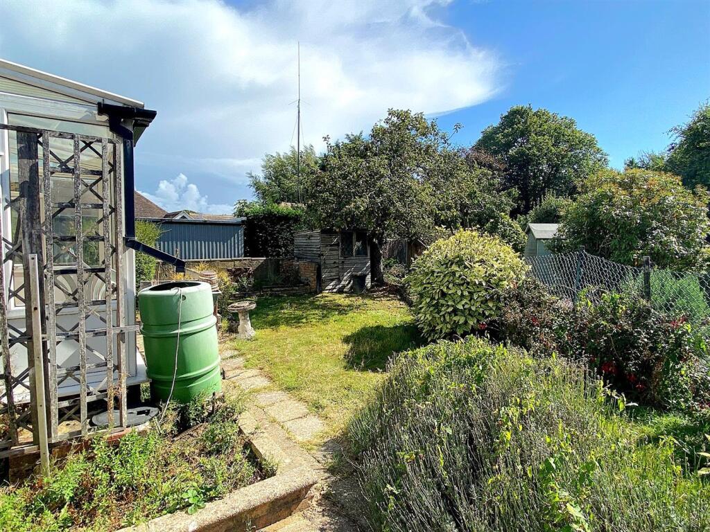 6 Royston Gardens - Garden2.jpg