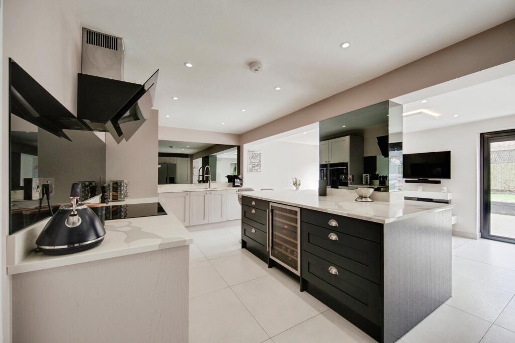 Open Plan Modern Kitchen/Dining Room