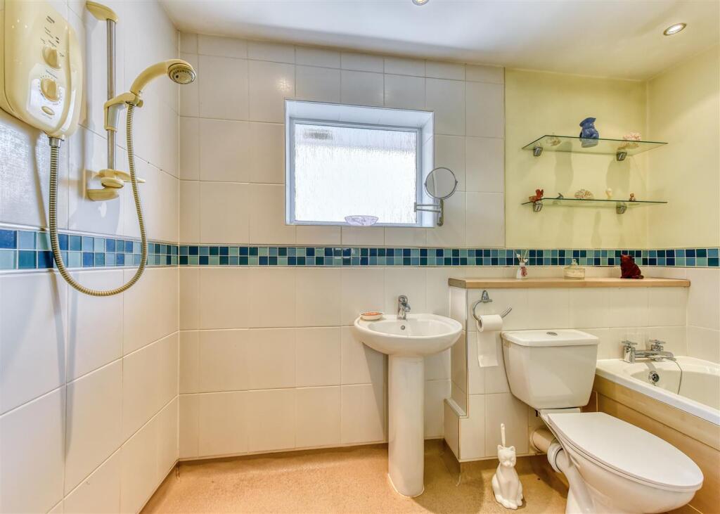 109 Bhylls Lane-bathroom2.jpg