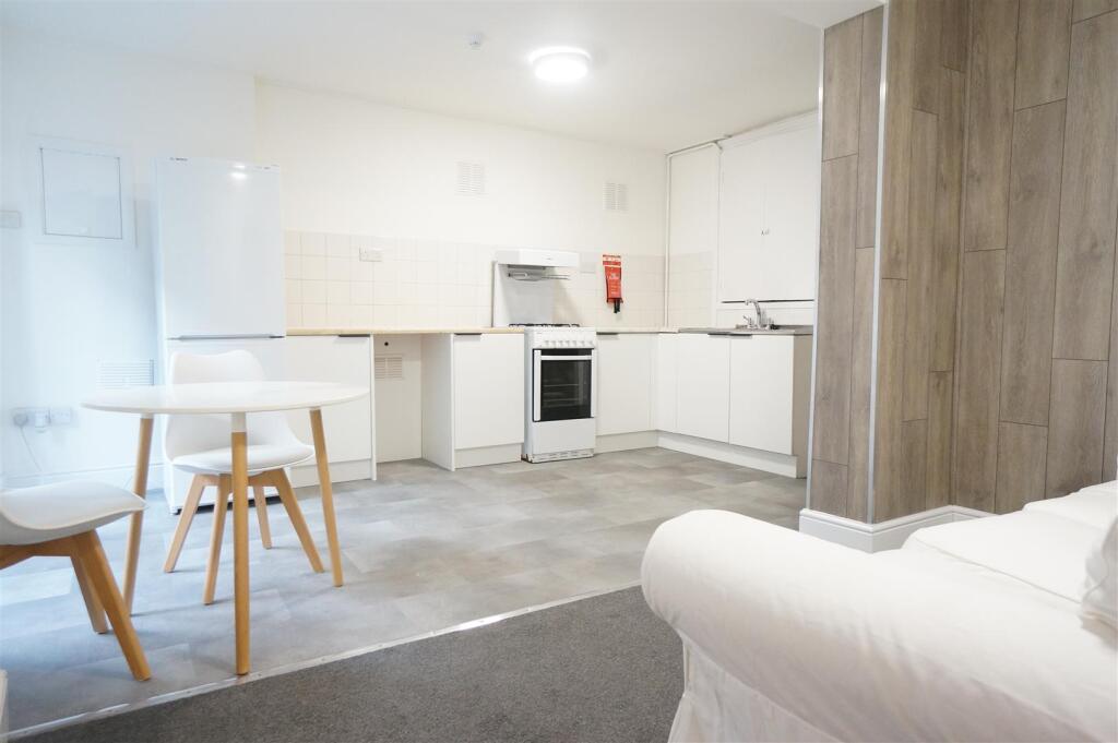 lounge to kitchen .JPG