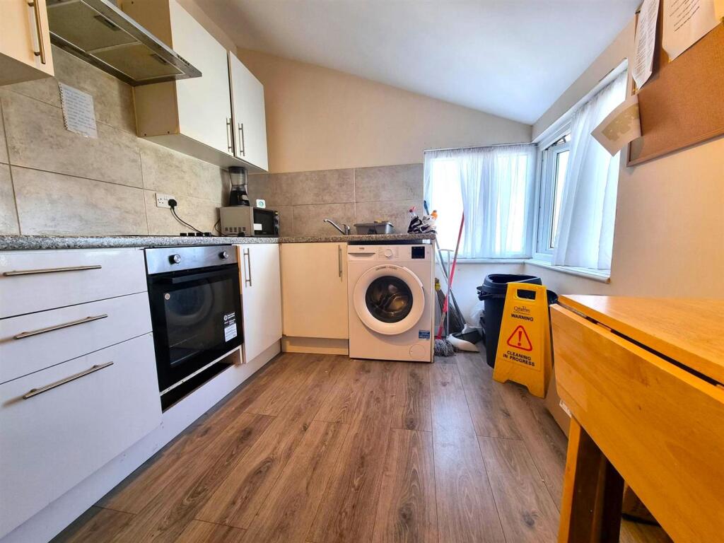 COMMUNAL SHARED FULL KITCHEN