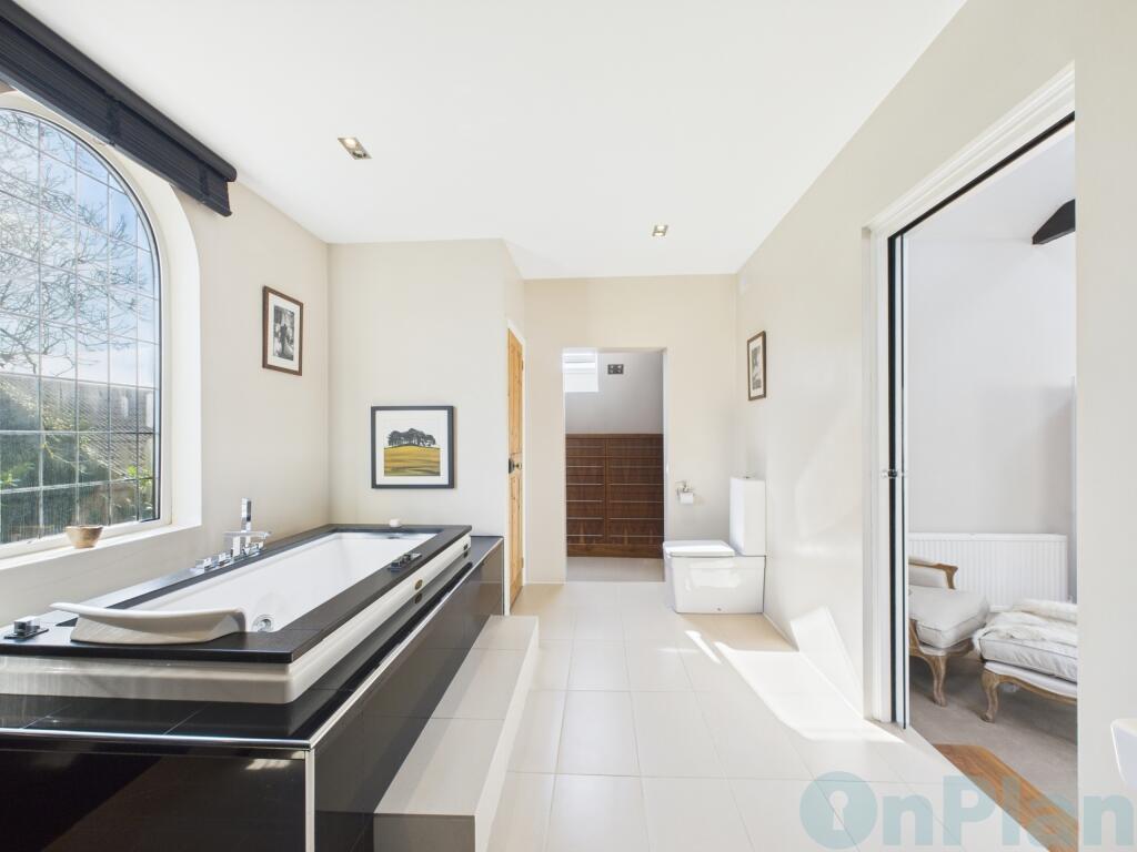 CAM04024G0-PR0023-STILL033