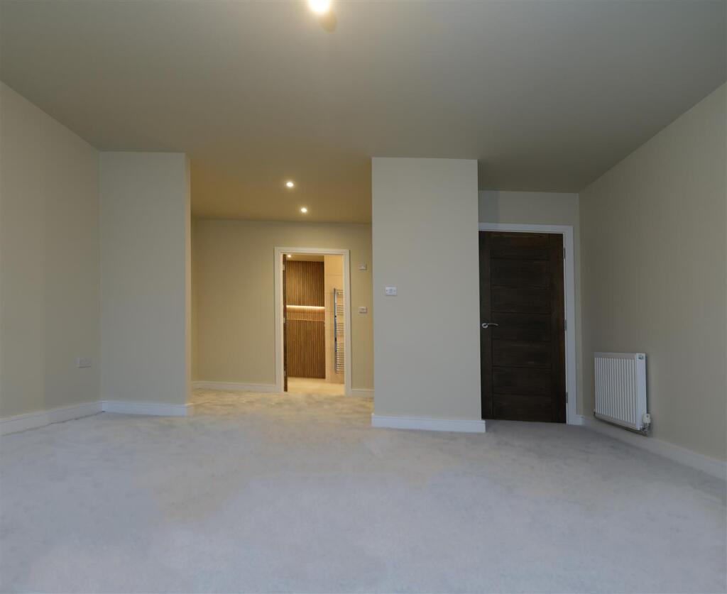 MASTER BEDROOM/DRESSING ROOM