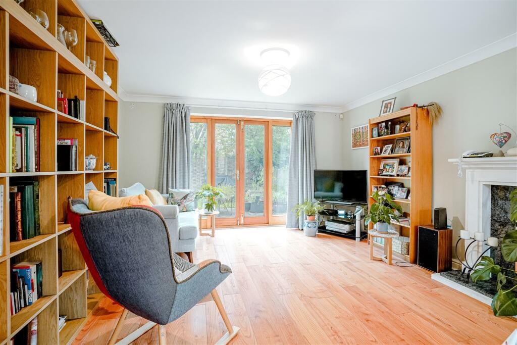 12A Copperfield Way, Burwell-15.jpg