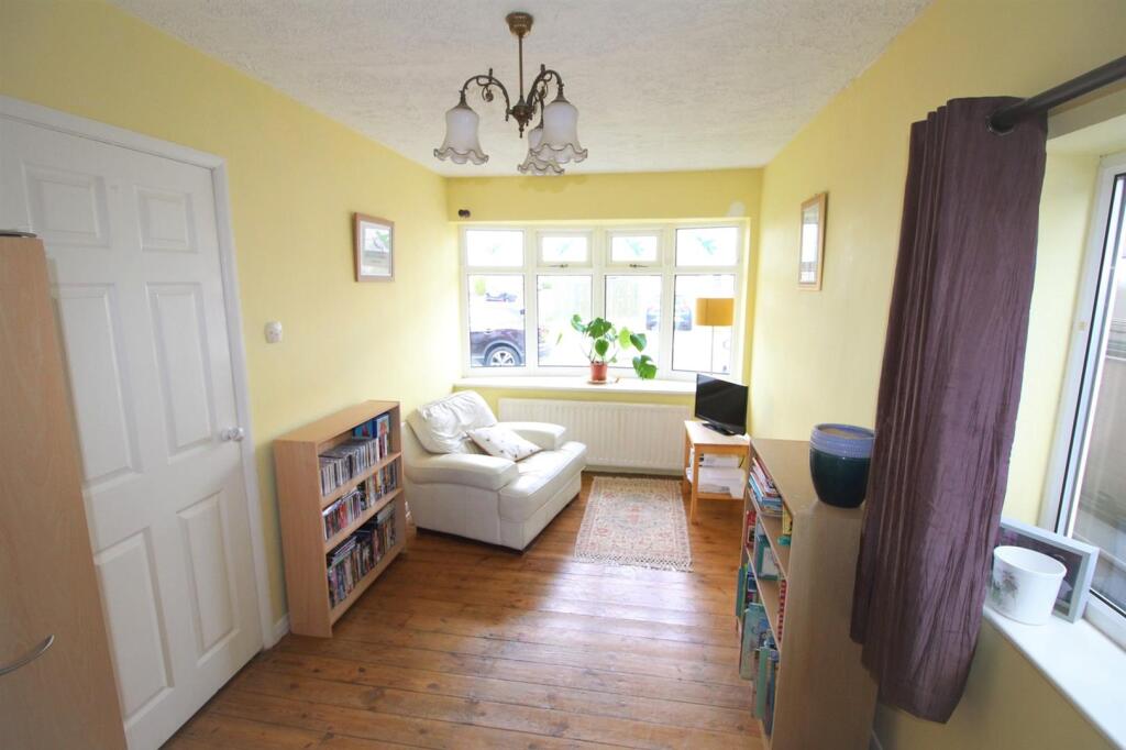 34 Weaverham Rd-Sitting.JPG