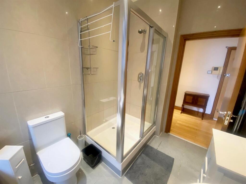 Bathroom 2.jpg