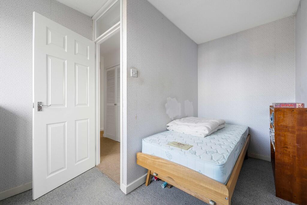 6 Hurlestone Clos...