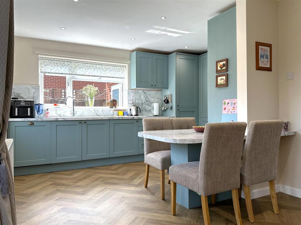 Stylish Contemporary Kitchen 070