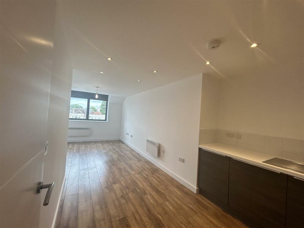 LOUNGE / KITCHEN