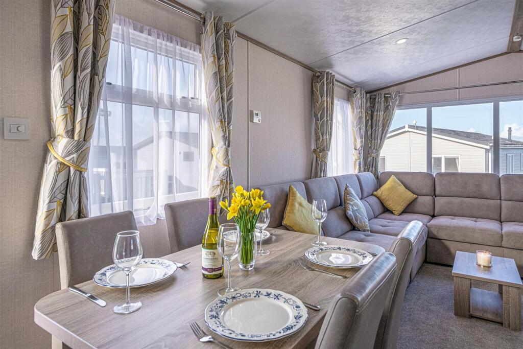 W27-ABERAFON-PARK-DINING-AREA-03.jpg