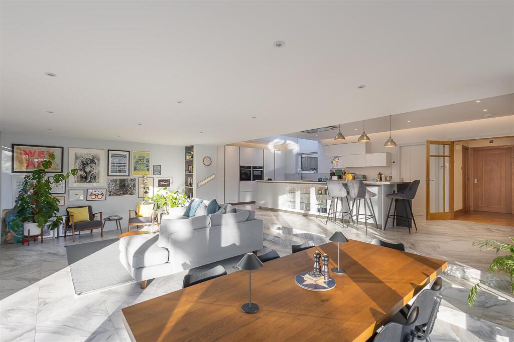 Open Plan Kitchen/Diner &amp; Living Space