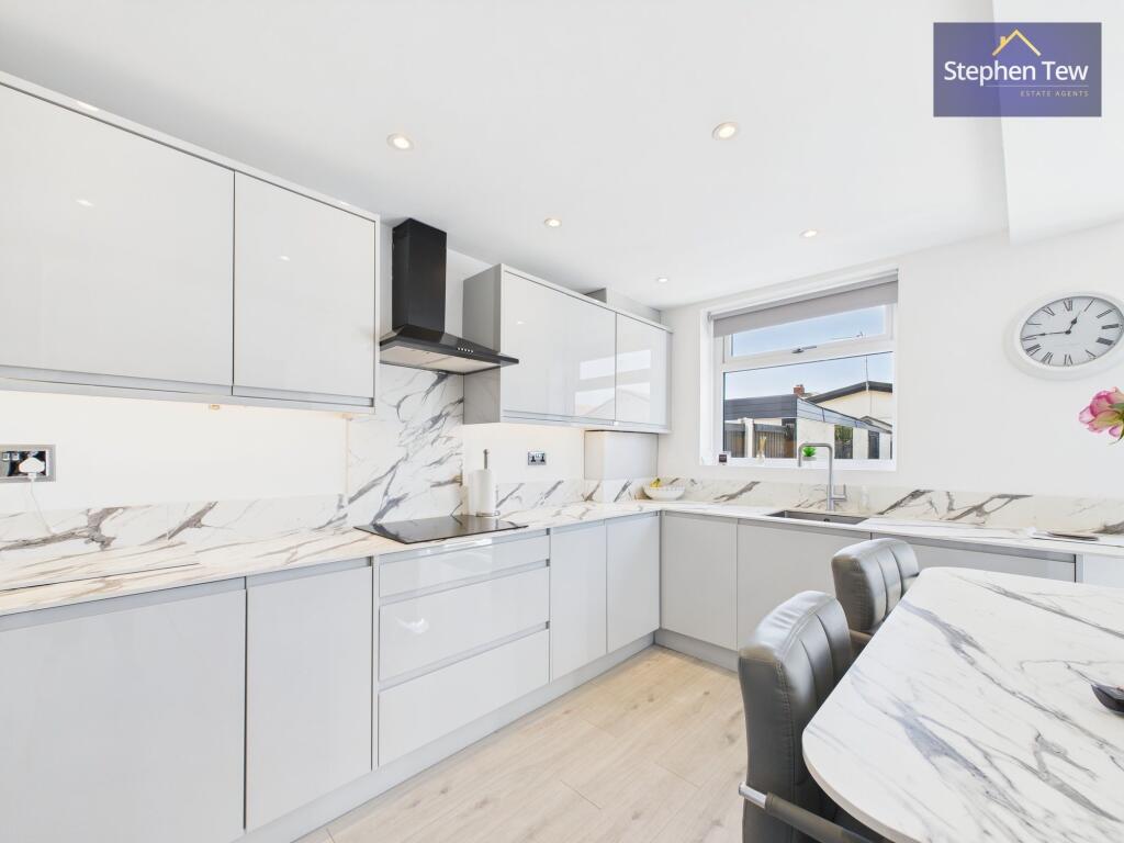 Kitchen/ Dining Room