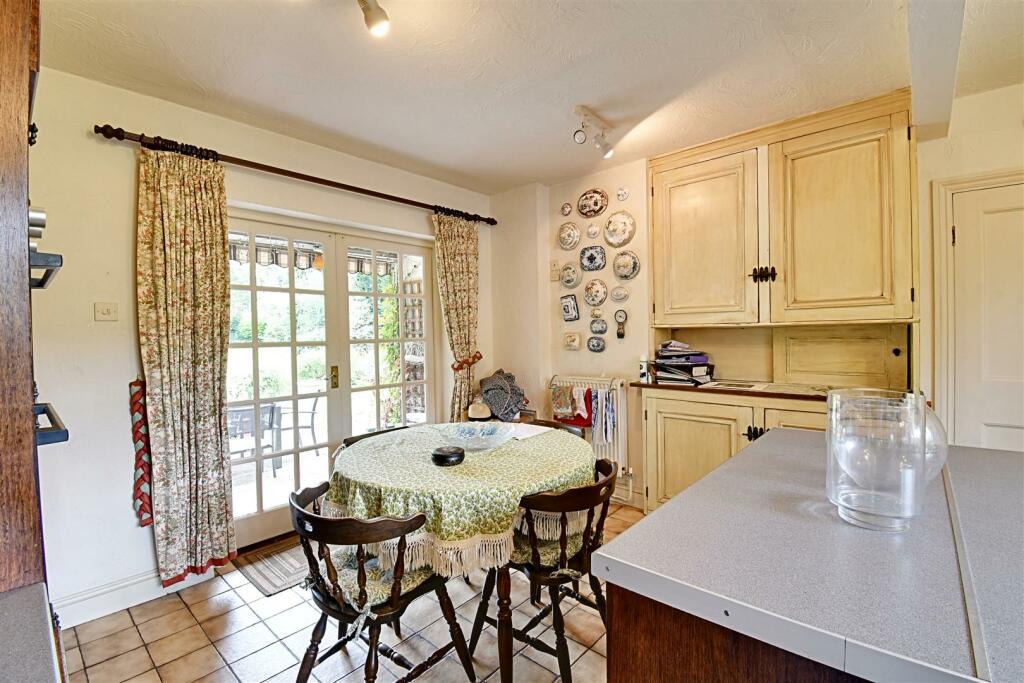 Kitchen 2.jpg
