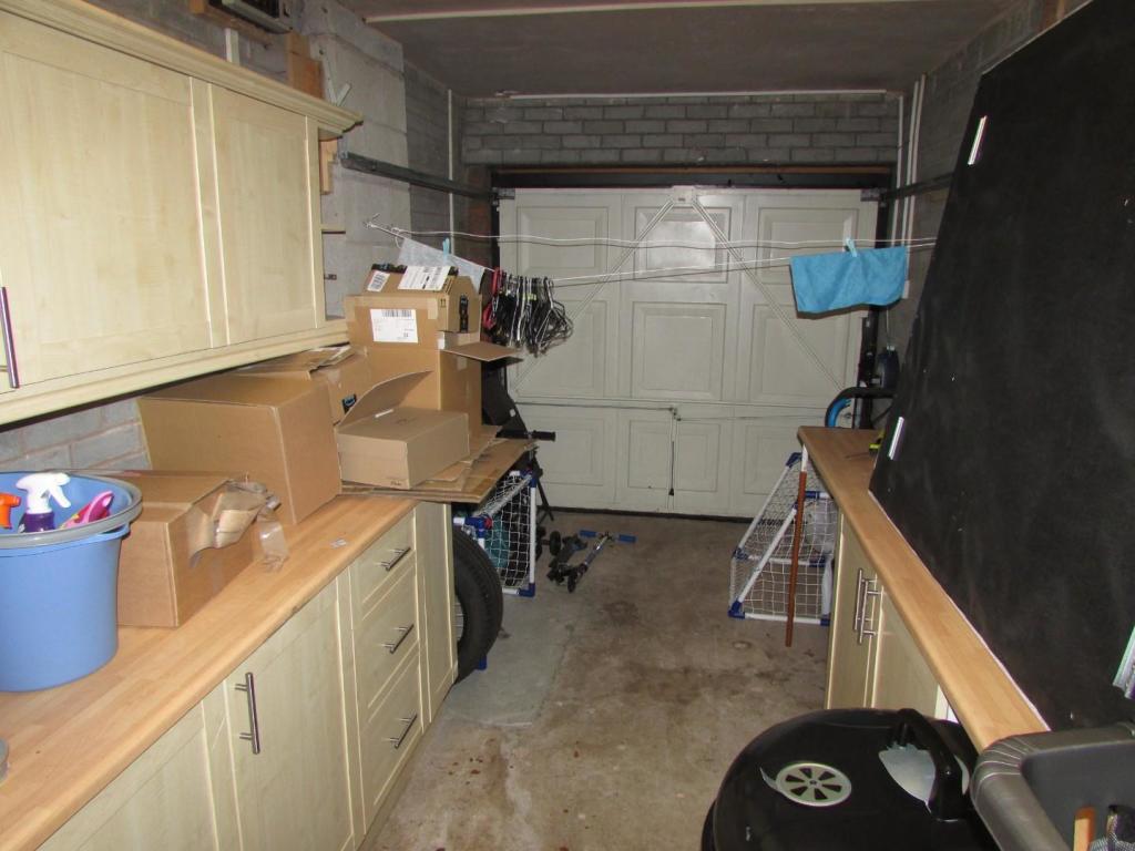 WhitewillowCl8garage.JPG