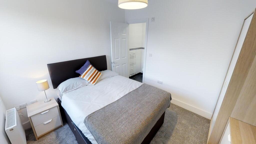 A clean and well-maintained double bedroom feat...