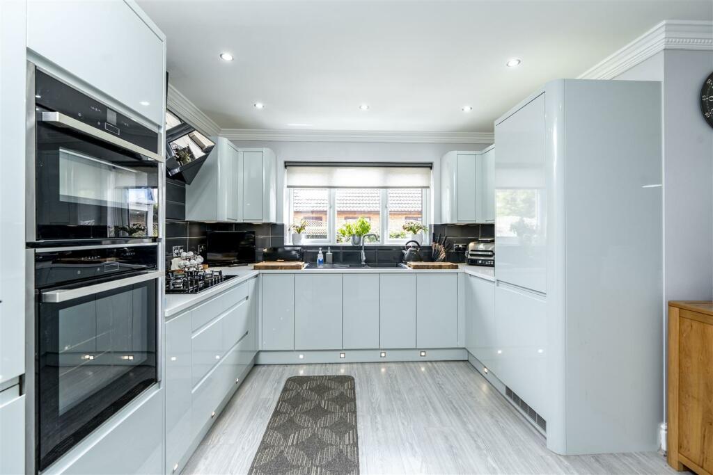KITCHEN :