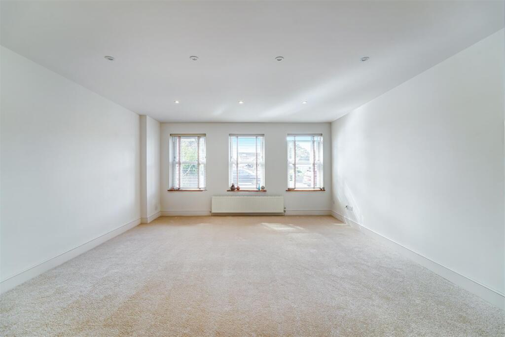 MANOR GREEN ROAD (18).jpg