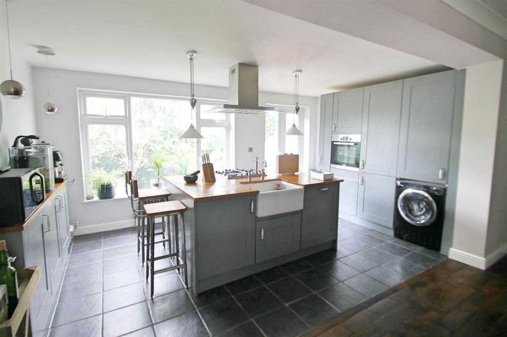 Kitchen: