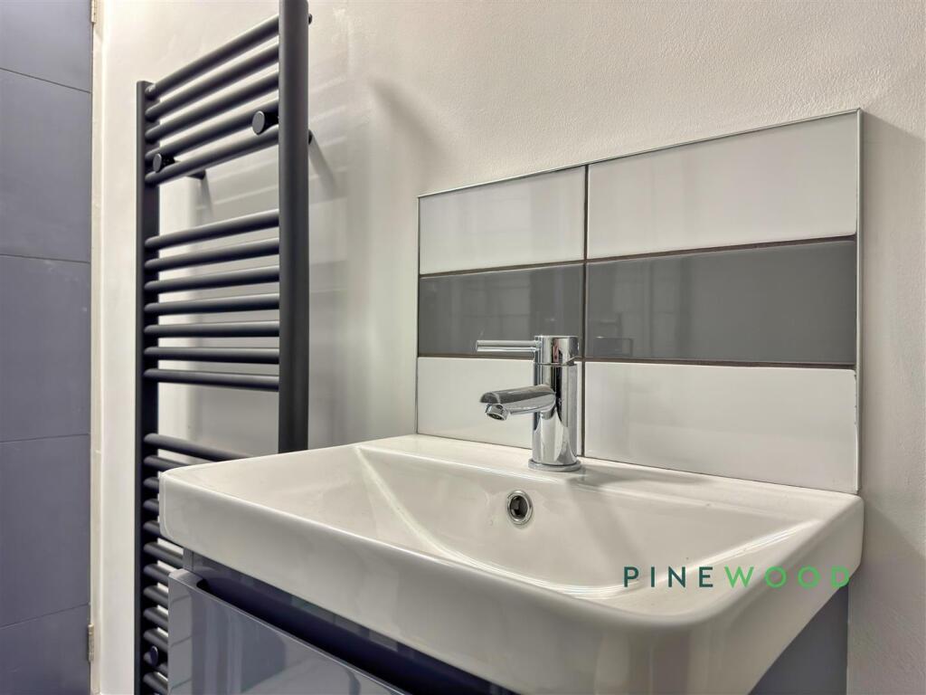 SHOWER ROOM (2ND FLOOR)