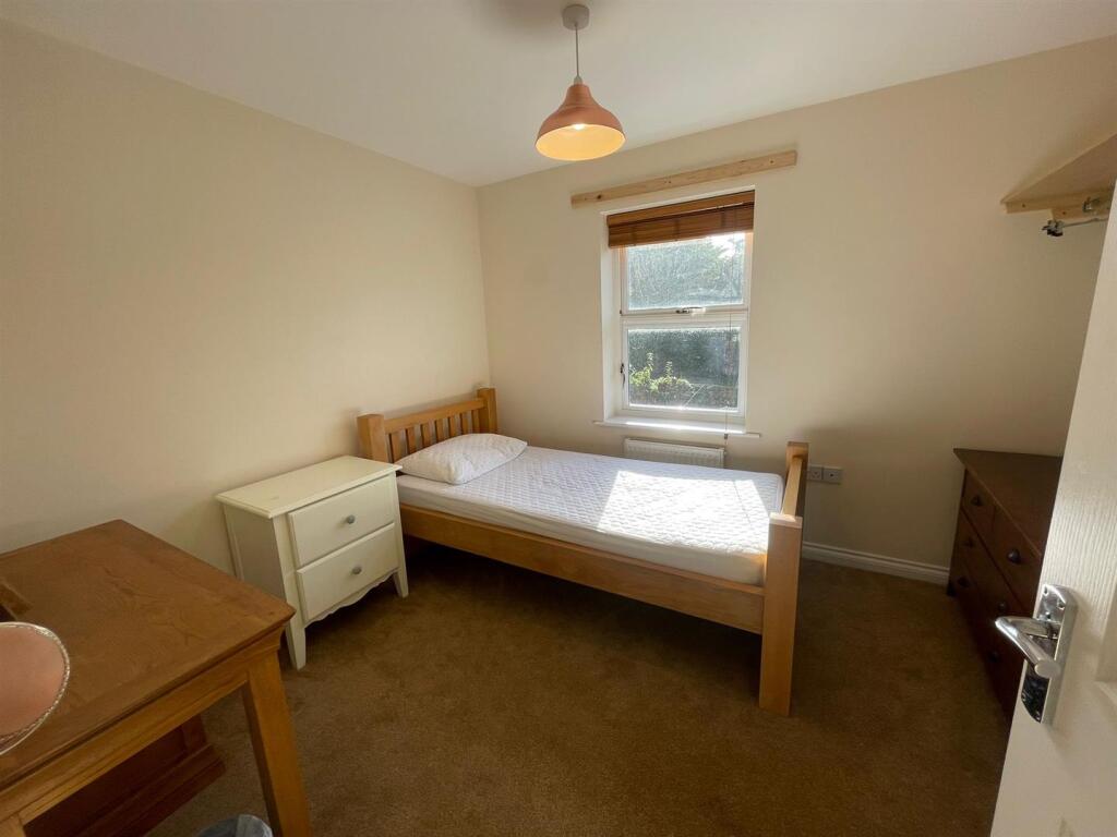 Secnd bedroom.jpg