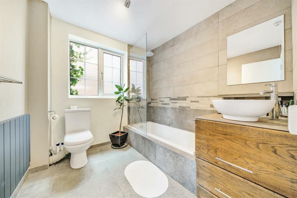Family Bathroom (1).jpg