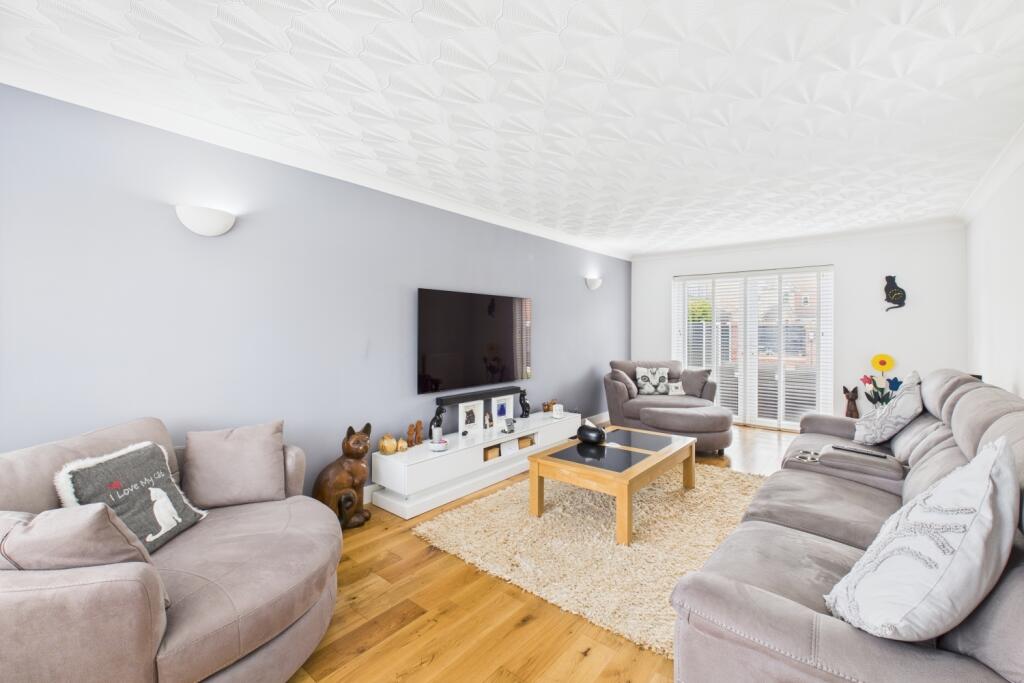 CAM03162G0-PR0302-STILL025