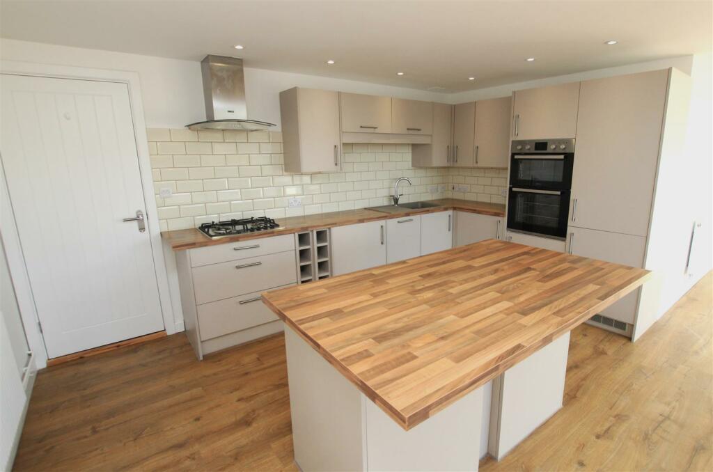KITCHEN 1.JPG