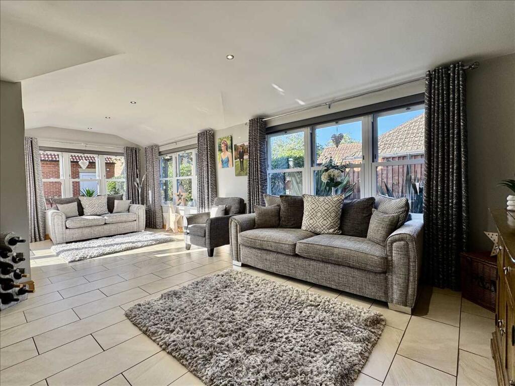 SUN ROOM/SITTING