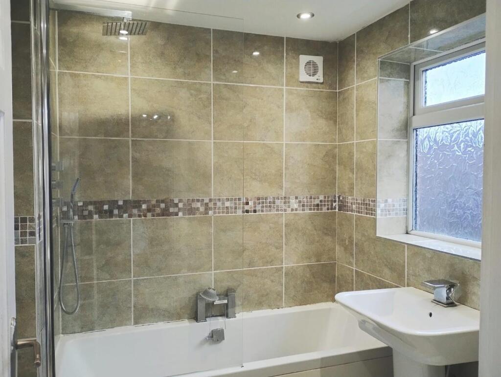 bathroom 2.jpg