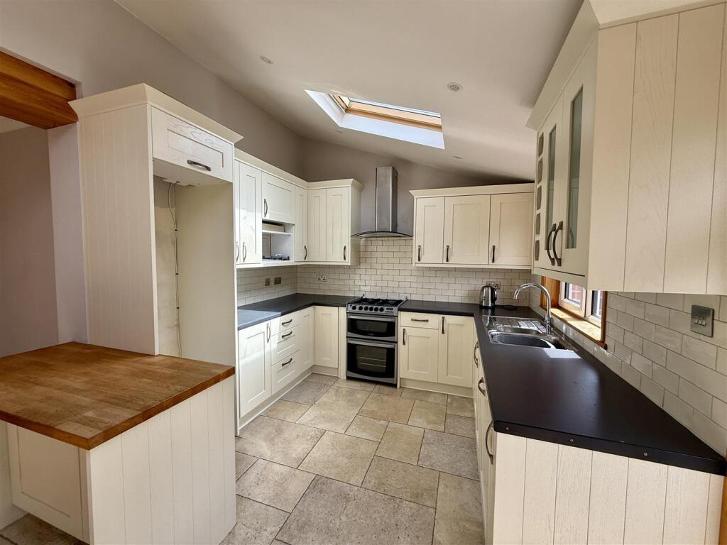Kitchen/Dining Area:
