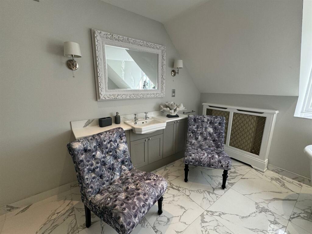 Bathroom 3.jpg