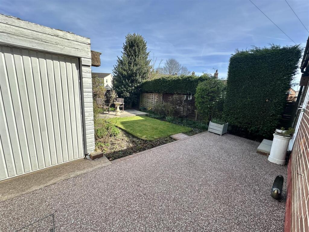 Bramleys Estate Agents - Balmfield Crescent (20).j