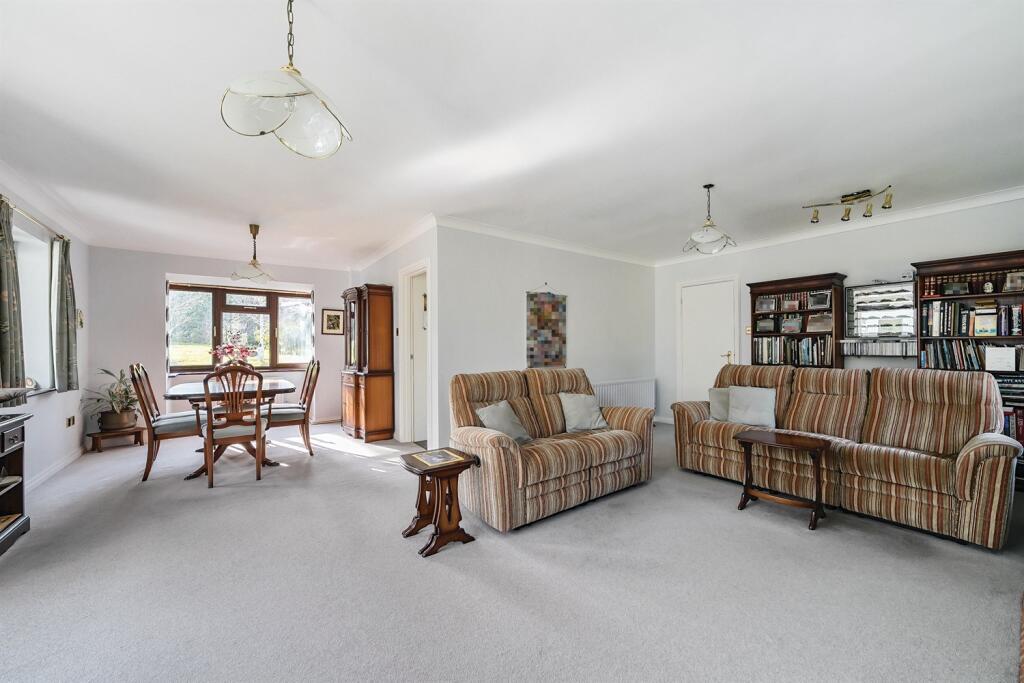 Sitting/dining room