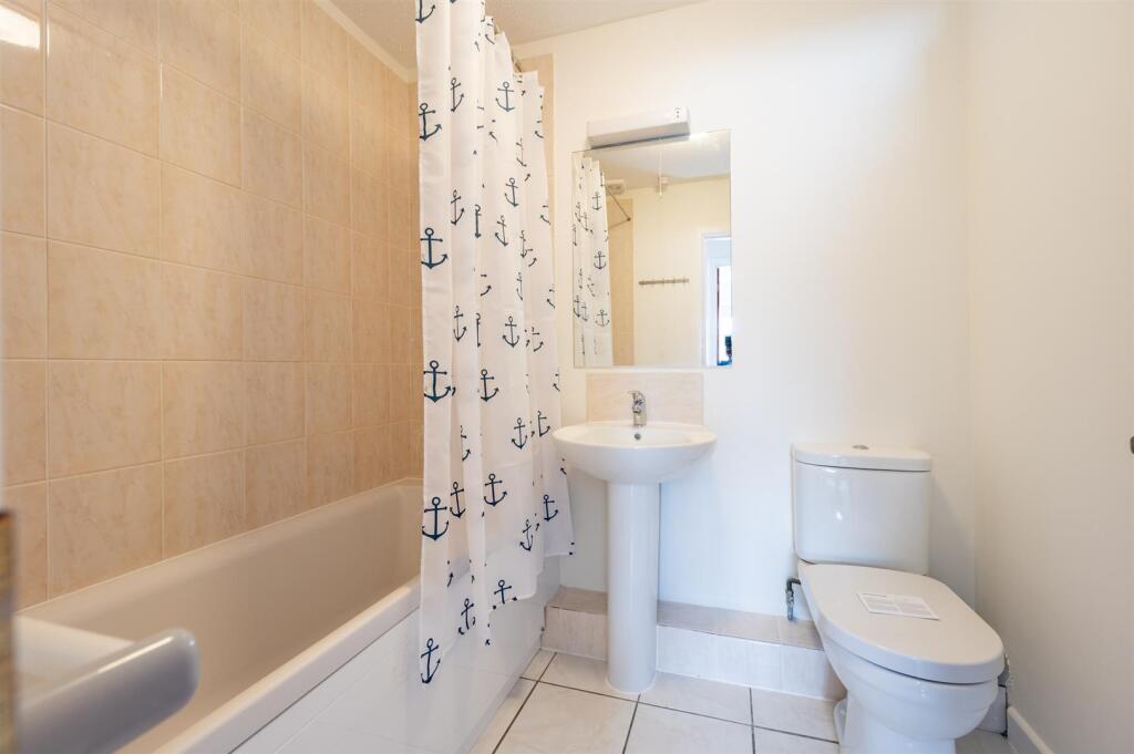 Flat 5 Regatta Court 22 18.jpg