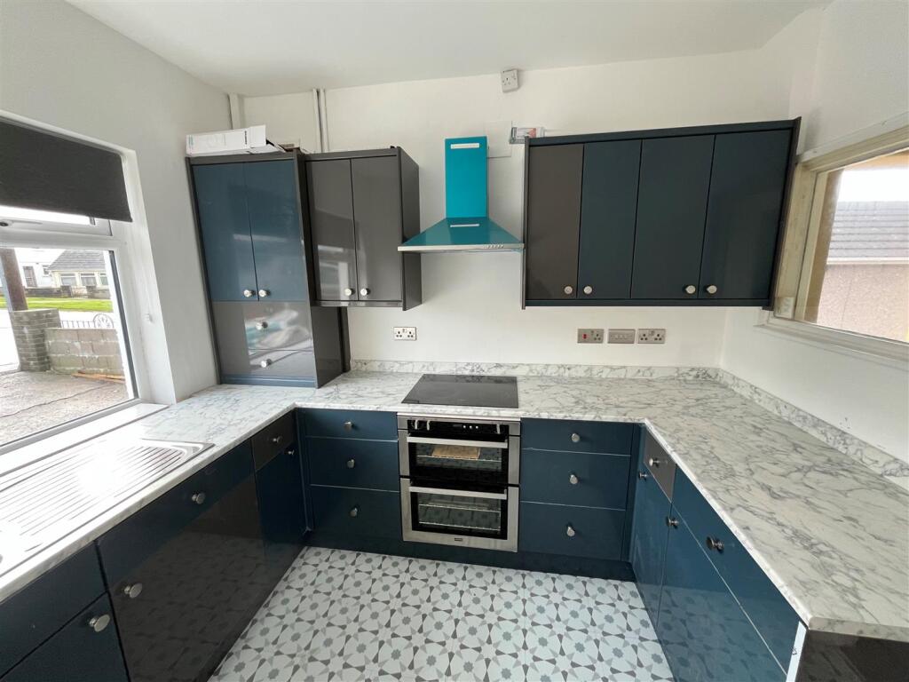 Kitchen a.jpg
