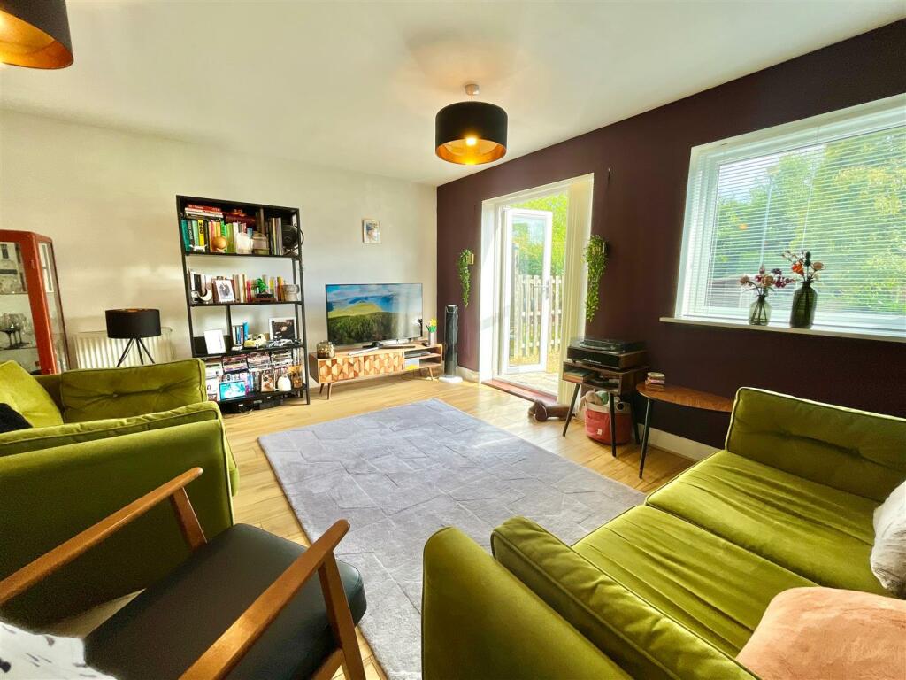 OPEN PLAN DINING KITCHEN/LIVING ROOM