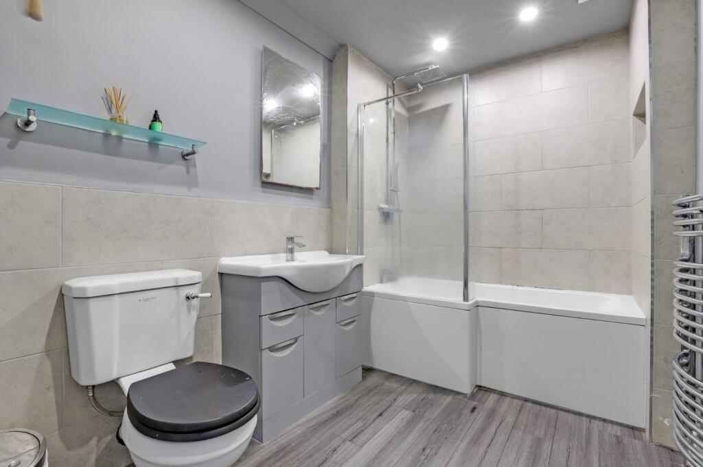 13-1590JHPropWorld - FLat 2, 76 Lawrie Park Road -