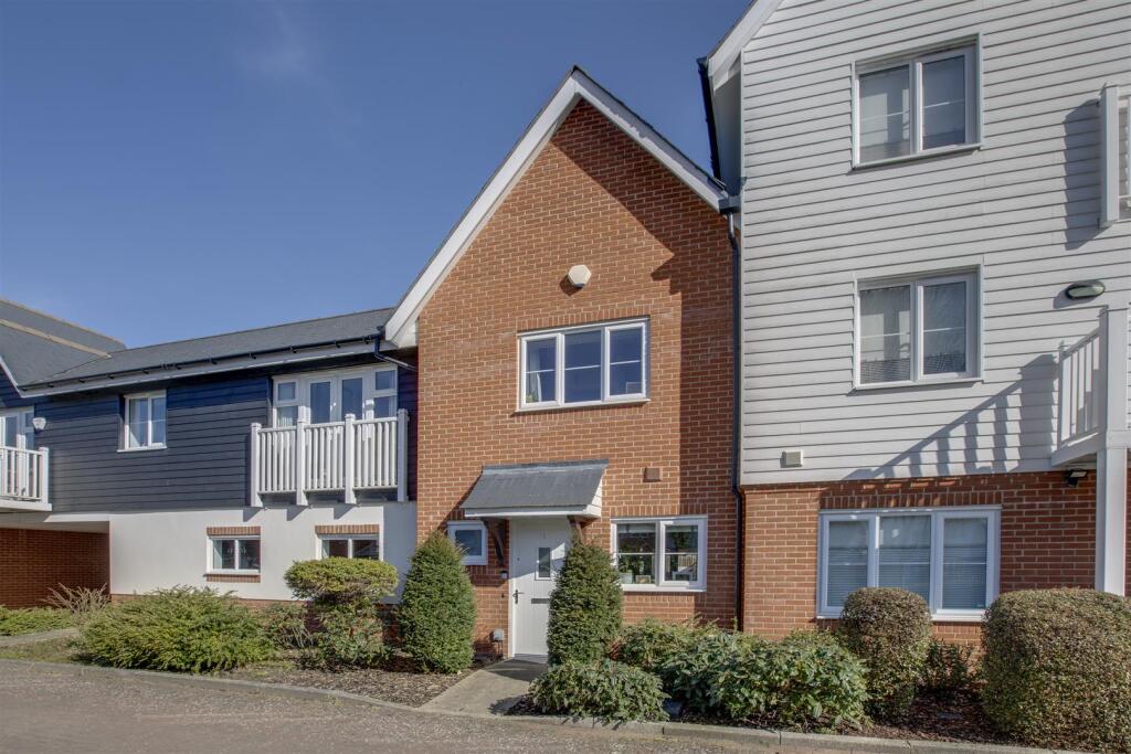 1 Greenwich Drive, HP11 1GT-14.jpg