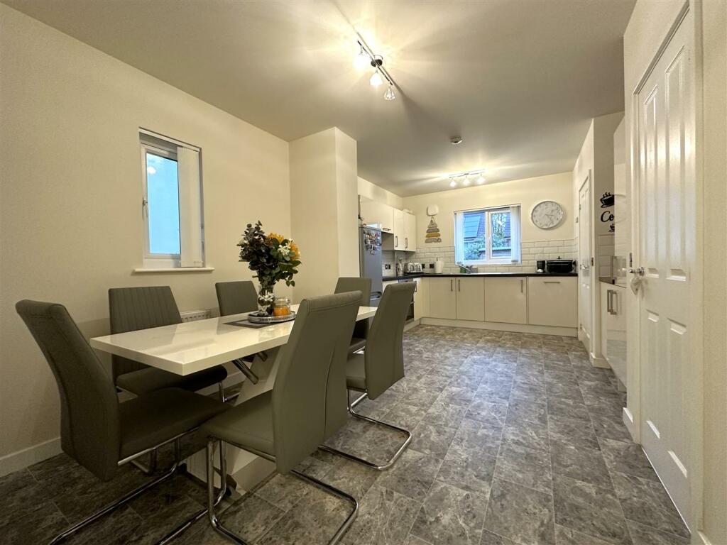 Generous OPEN-PLAN Dining Kitchen 579