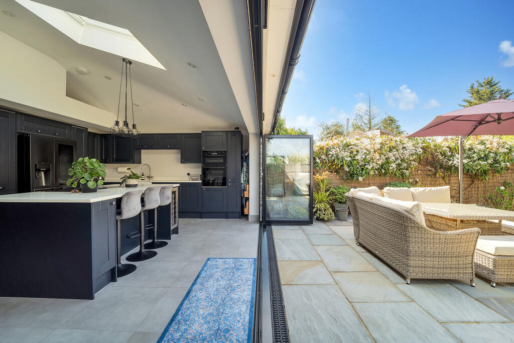 Bi folds to garde...