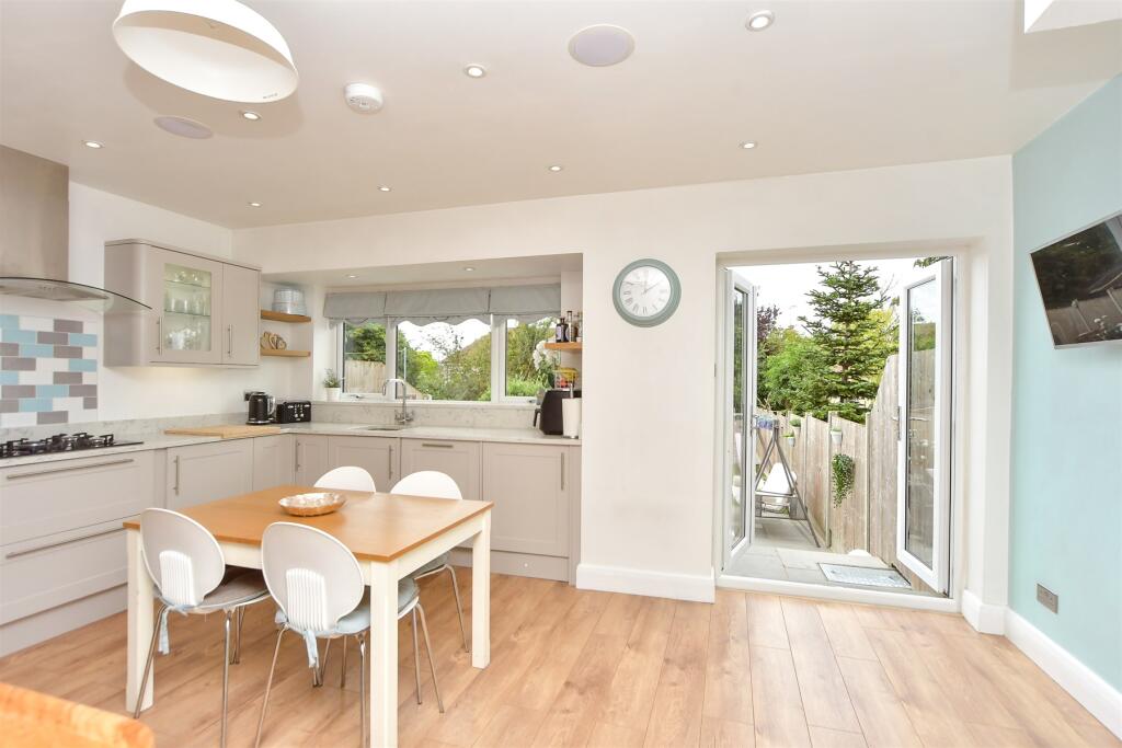 Kitchen/ Dining Area