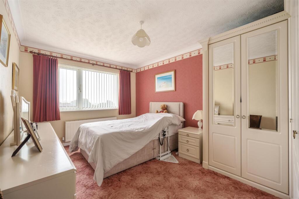 Crescent Gdns Bed1.jpg